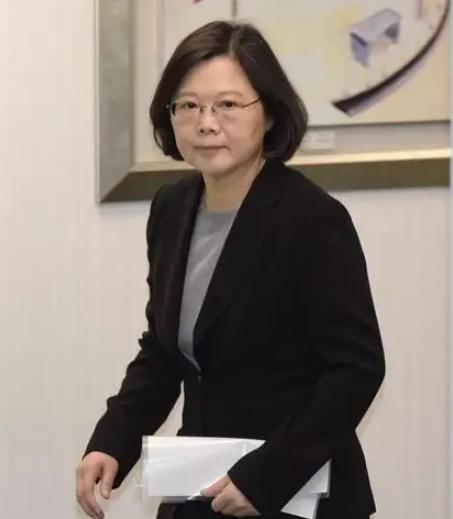 就在刚刚，

台湾地区前领导人蔡英文发表声明，

4 月 5 日清明节，蔡英文在