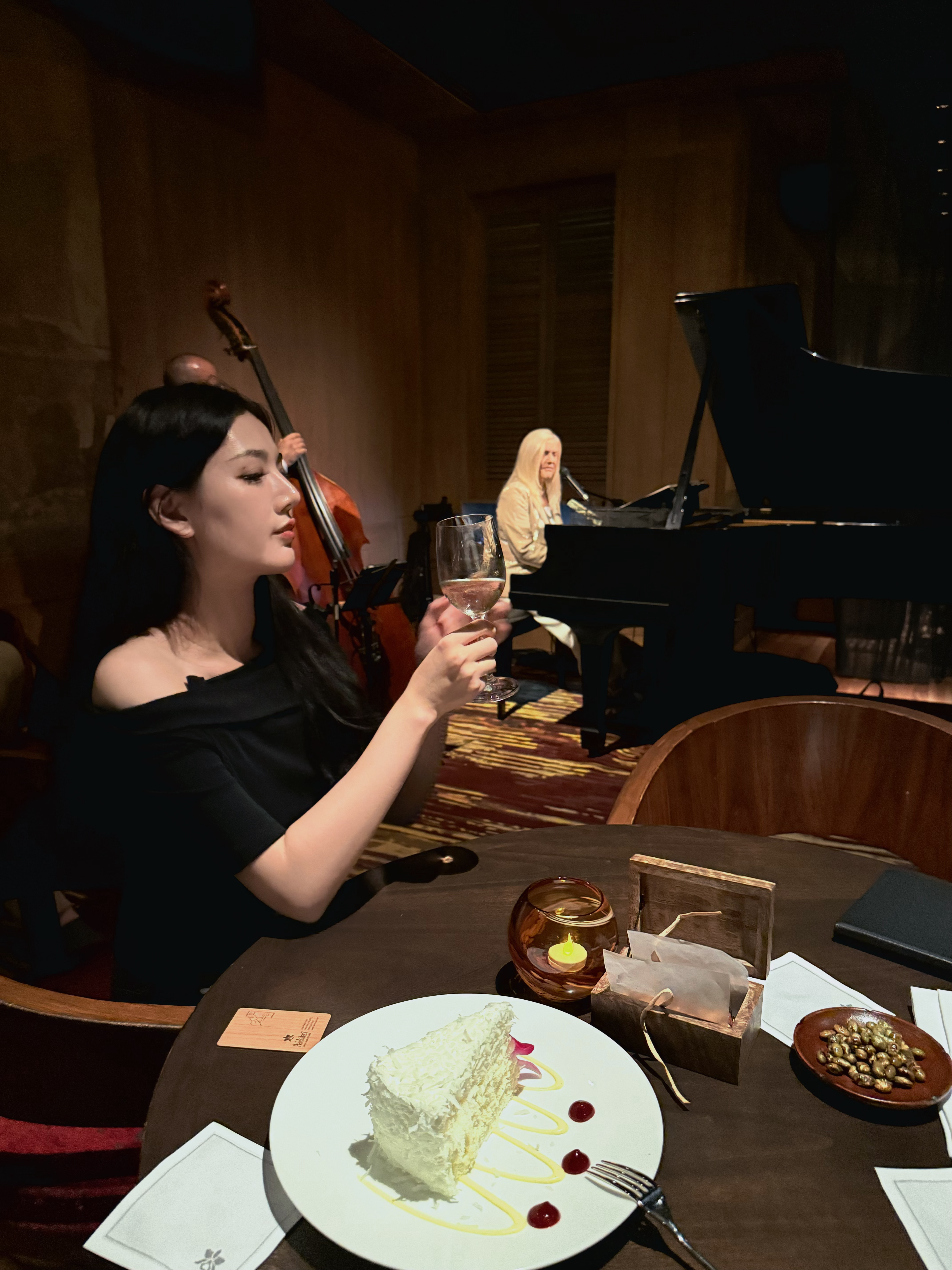 晚上去了一个Jazz bar真的很好听！！摆拍了一下点了一杯白葡萄酒直接给我喝的