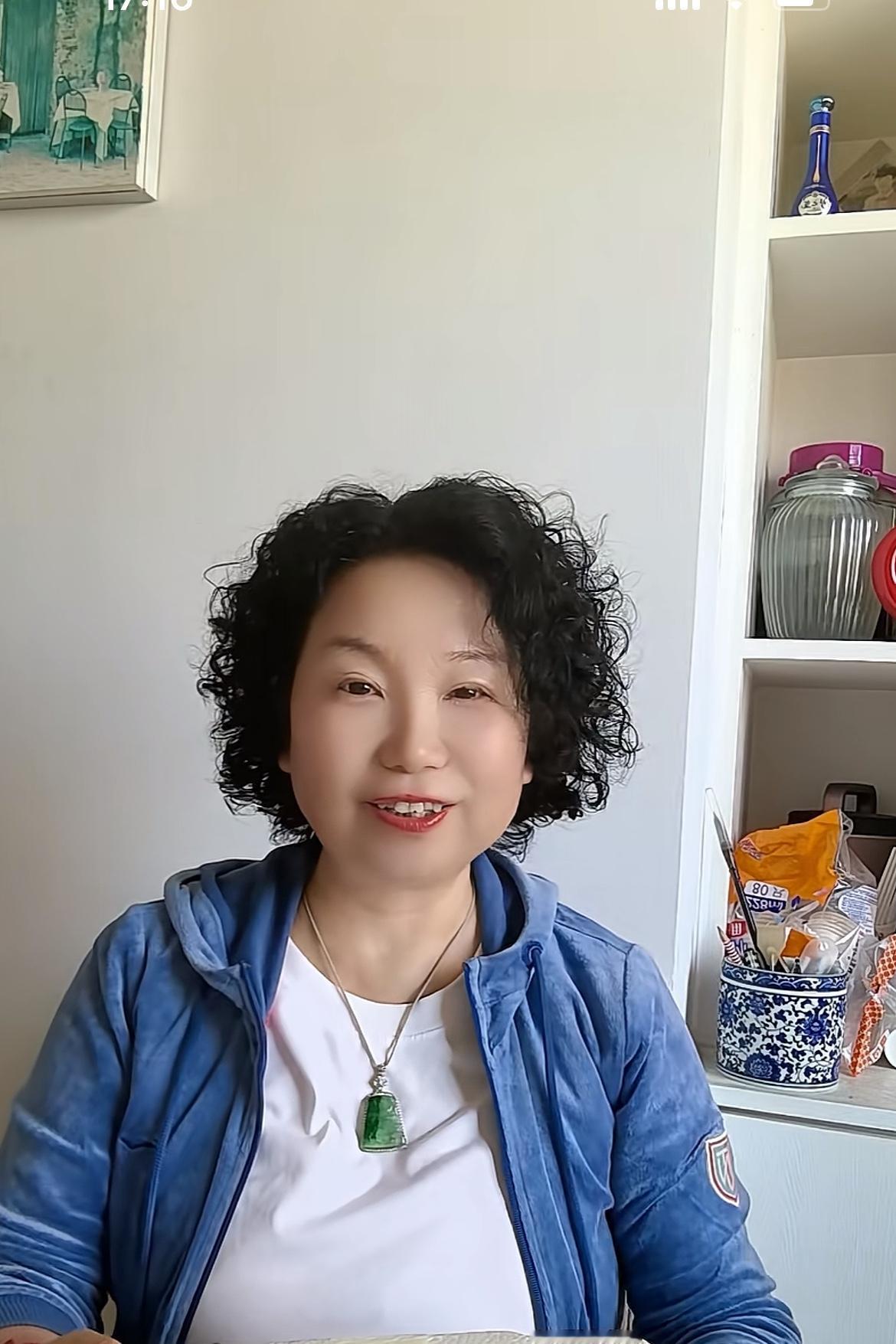 杜新枝到底是不是肝癌？

老杜是不是有肝癌，我们无法下定论，但是看她肝的位置确实