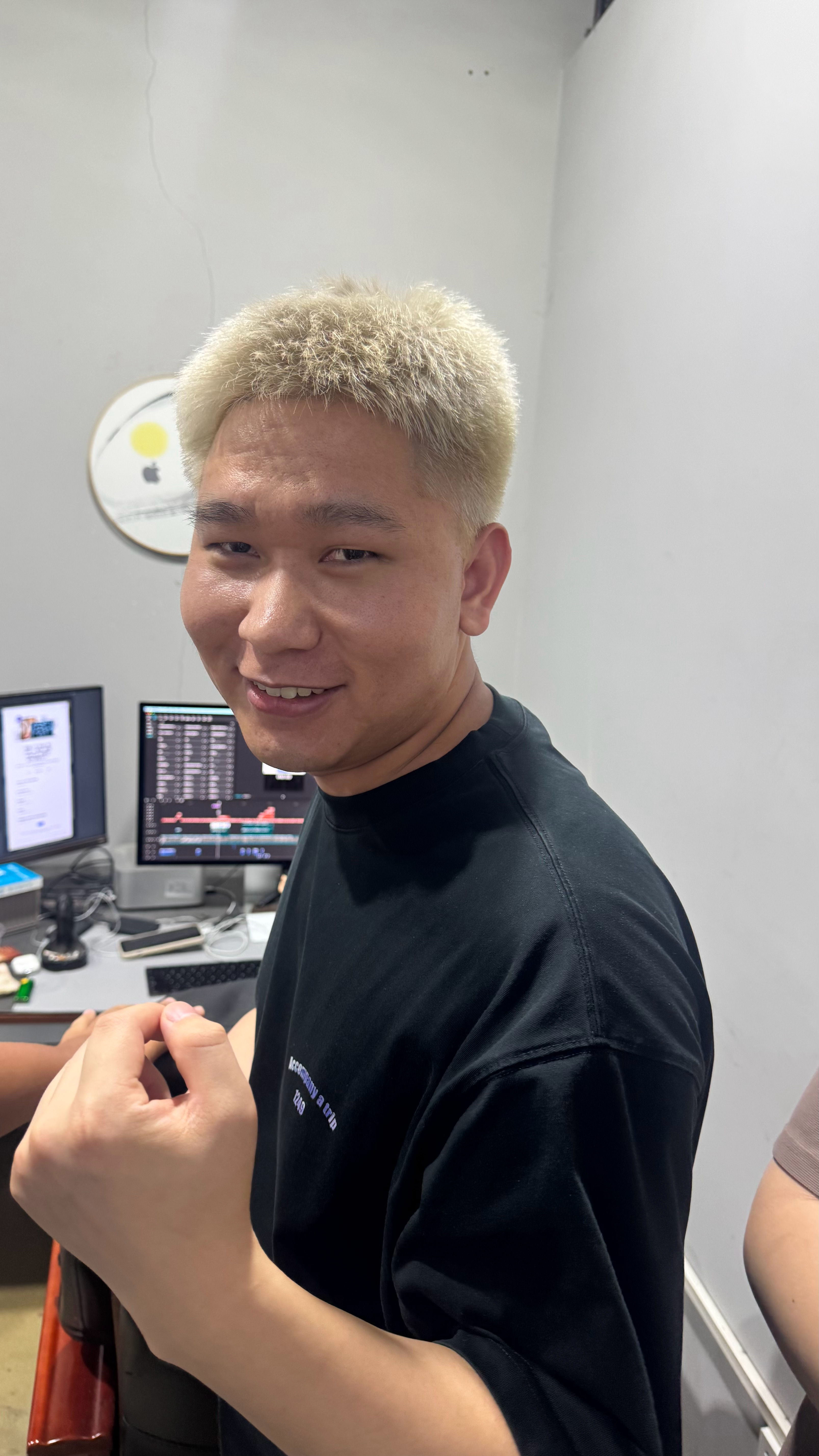 也不知道受了什么打击要去搞个这个发色讲真的 不管他怎么折腾自己也丝毫不影响我在公