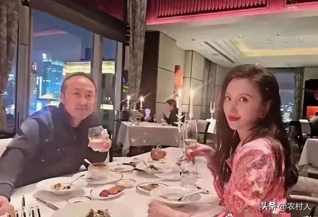 这种男的又老又丑，而且还是个大秃头。放在农村妥妥的单身汉一枚，张萌为什么会嫁给他