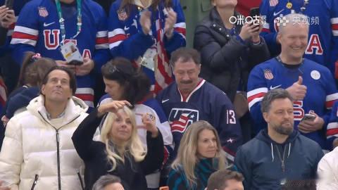 美国冰球夺金后感人一幕美国冰球夺金后举起去世队友球衣男子冰球金牌战，美国队加时赛