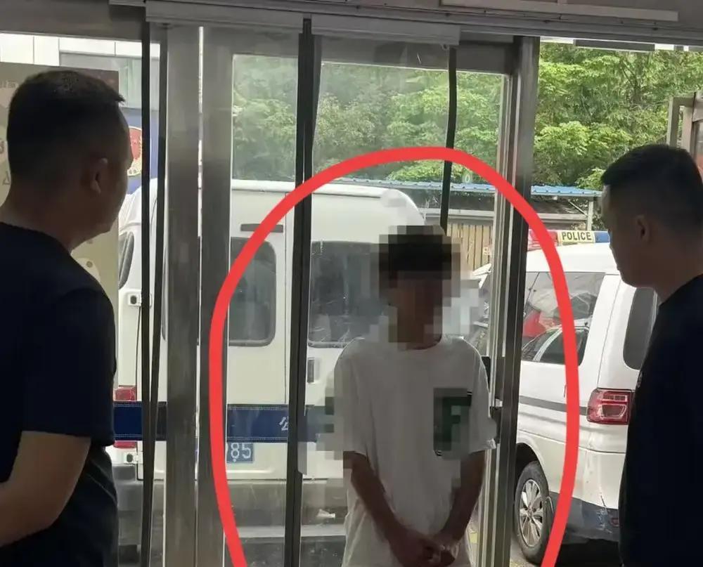 必须严惩！AHTV第一时间6月13日报道，武汉，30岁保安李某，看上了小区一个1