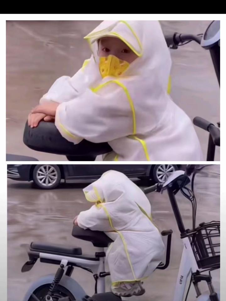 看清楚之后，眼泪控制不住了!下着雨妈妈 骑电动车，接孩子回家。中途去取东西，回来