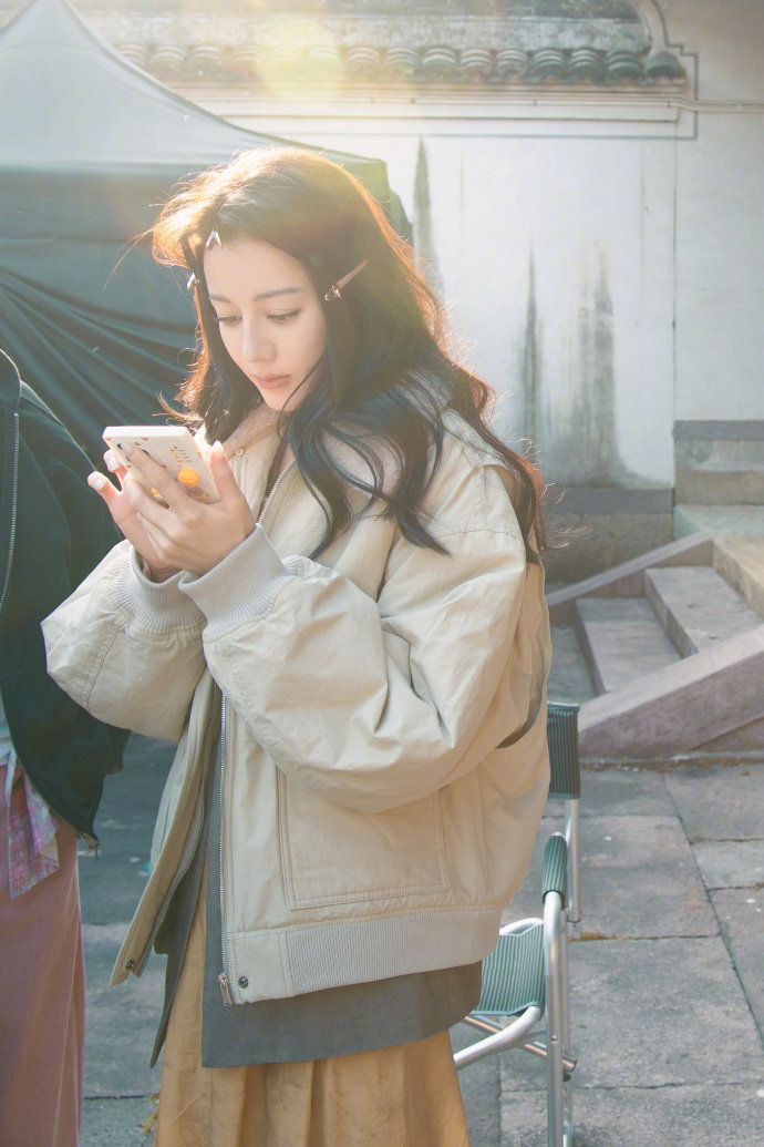 聂九罗发照片，所以迪丽热巴发18宫格聂九罗啦，满分貌美的等到聂九罗上线，我看看是