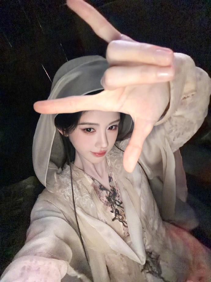 鞠婧祎中秋节自拍礼包 鞠婧祎中秋节自拍礼包来了！真的是每一张都拍的好好看呀，这个