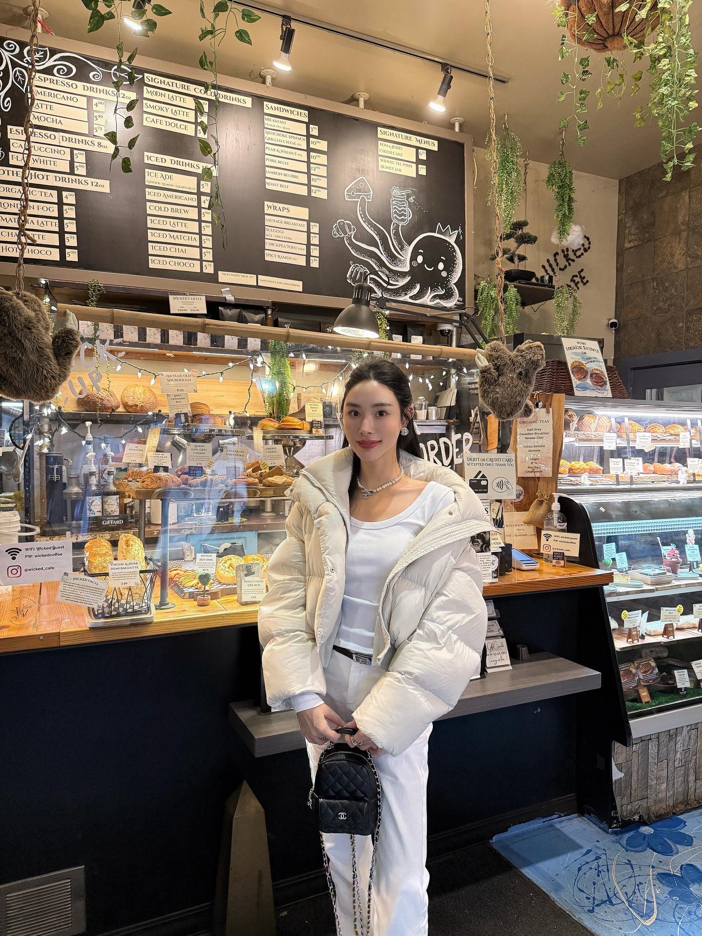 希望你一如既往的勇敢，站着迎着光的地方活出自己想要的样子。