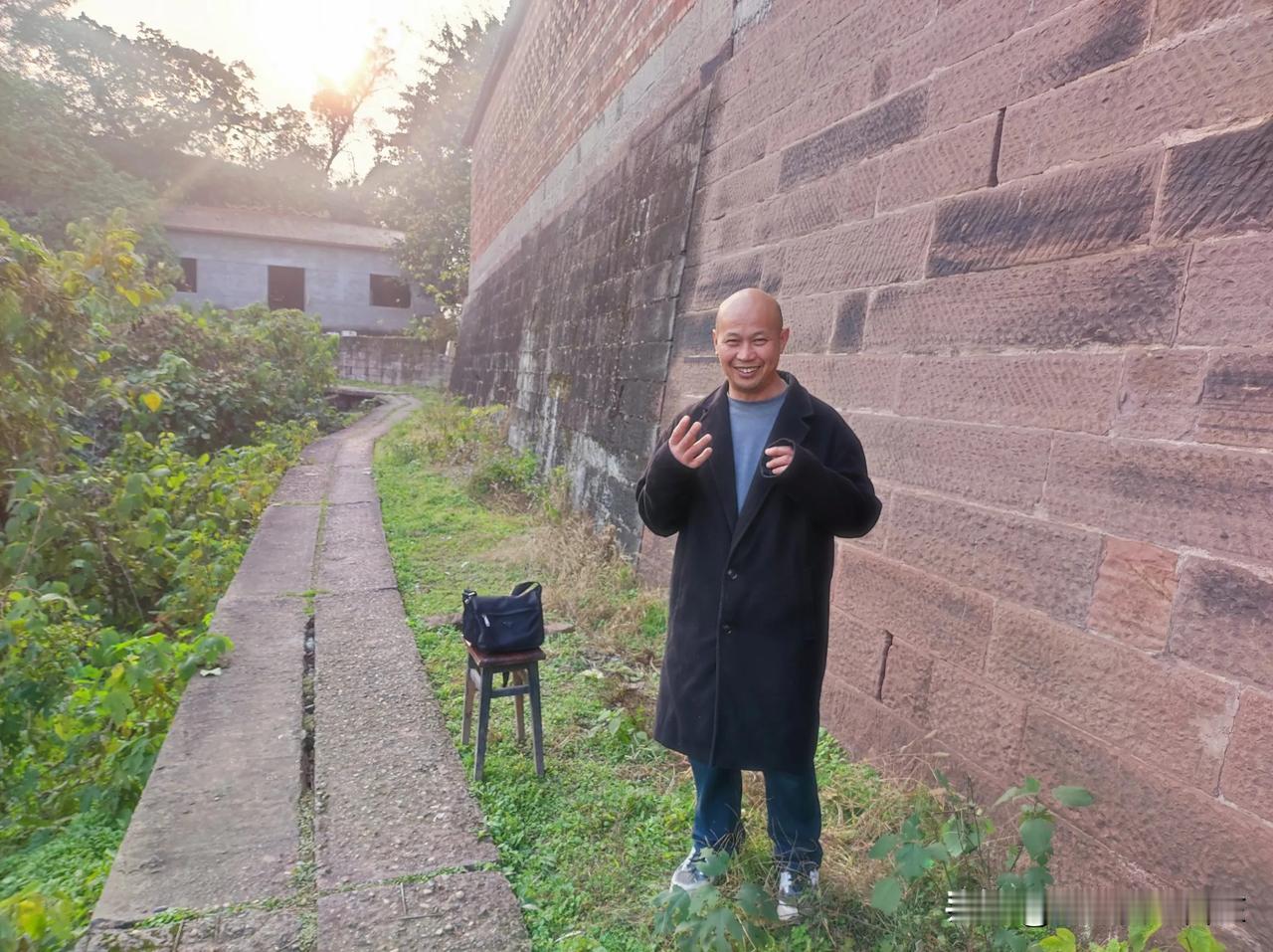 今天去爬山，遇到这位五十四岁的师父，听他讲了自己的经历，觉得不可思议。
他曾经在