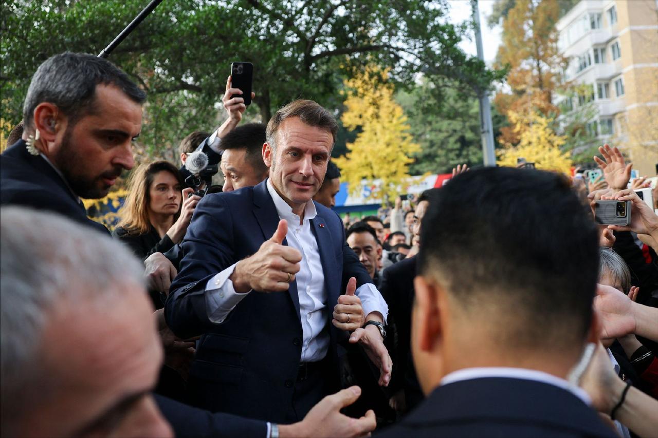 马克龙访问四川大学，受到川大学子的热烈欢迎。

12月5日下午，法国总统马克龙在