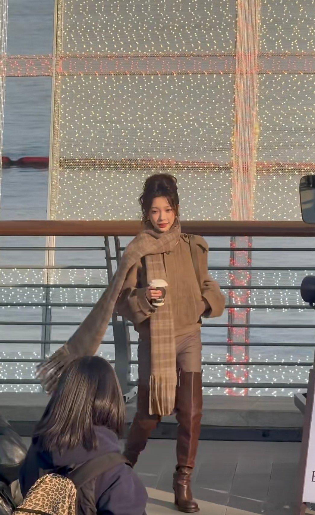 西岸偶遇易梦玲 有网友在西岸偶遇易梦玲，好像在拍广告！网友西岸偶遇易梦玲