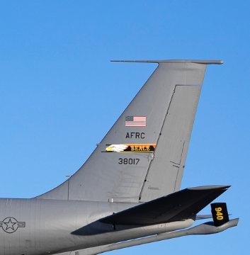 据报道，一架美军KC-135加油机今天在伊拉克上空发生空中相撞事故，照片显示该机