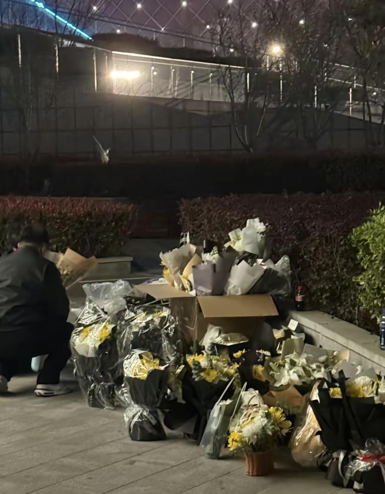 这就是他独有的人格魅力，
公司楼下大家自发送的鲜花，
基本是黄色和白色的菊花为主