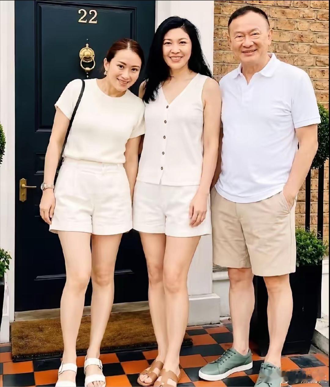 泰国这张照片，一家三人都当过总理。在世界上算奇迹了，一门三杰！ 