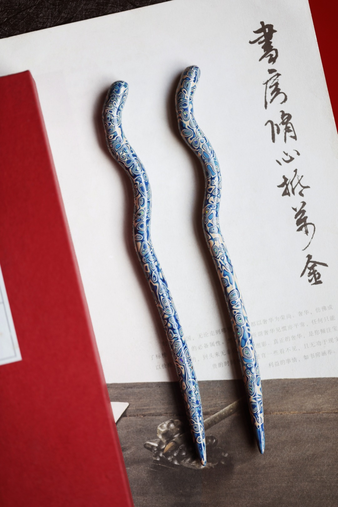 大漆【兰淡】发簪以紫光檀为胎体，线条流畅，外壁髹饰非遗大漆，层层打磨，戴上发簪的