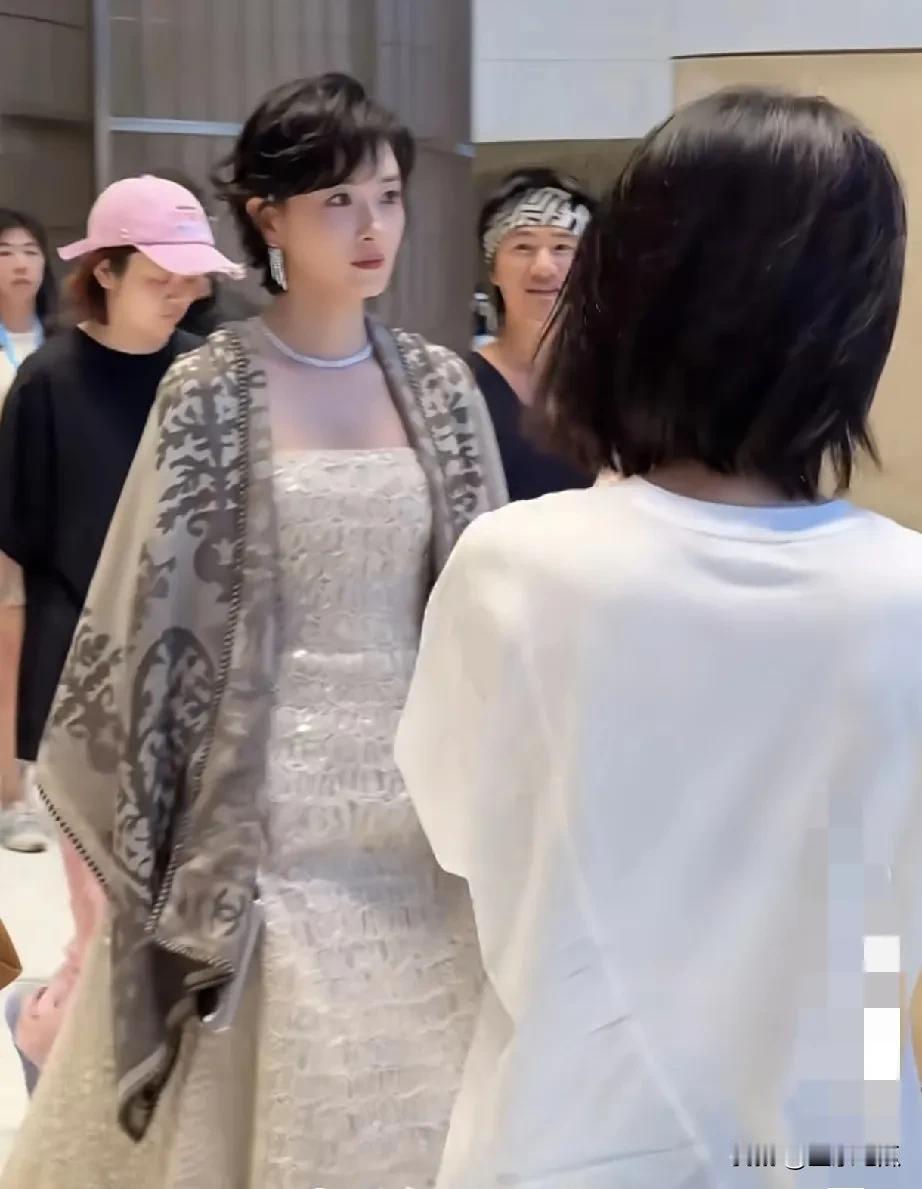 万茜是那种温柔大气的女性。镜头下的她每一张都散发着独特的魅力。她的造型超温柔，就