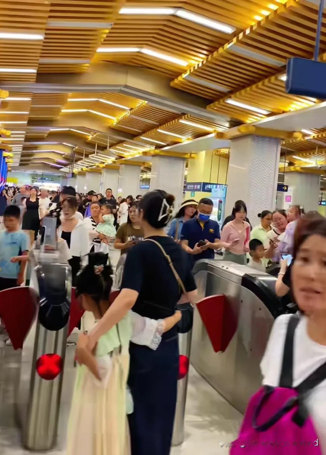 西安地铁满60周岁能免费乘坐地铁吗？
深圳目前是满60周岁地铁免费，
西安目前是