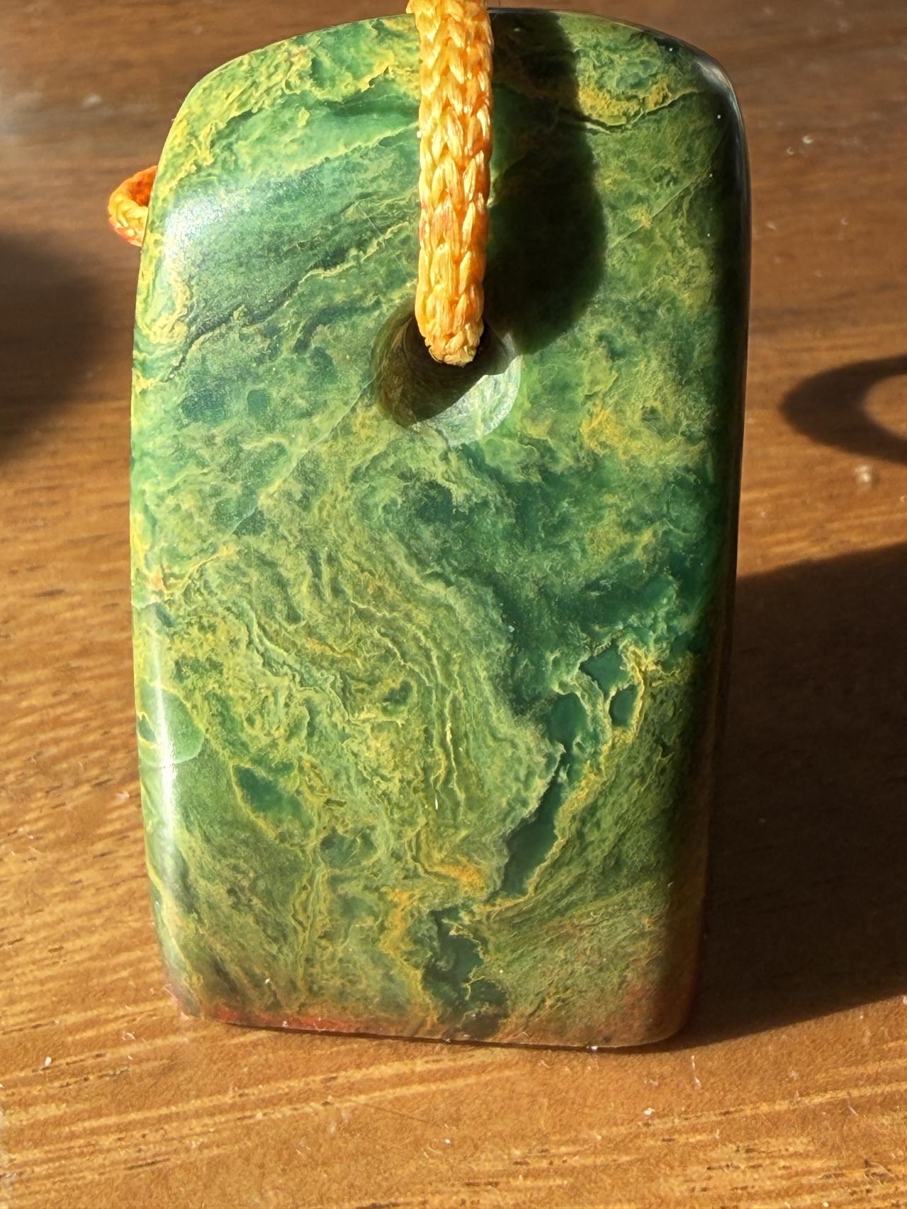 我的一枚爱印
孔雀石，石质细腻温润如玉，捏在手里触摸如婴儿的肌肤。黄绿相间的颜色