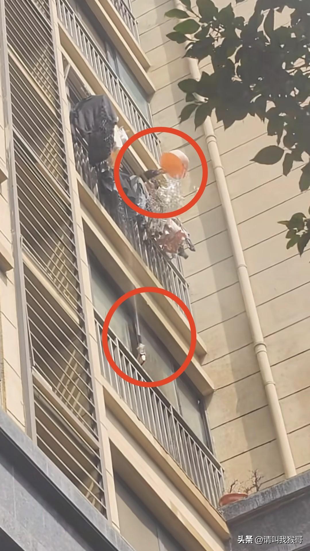 真是“恶人还需恶人磨”！这俩邻居，楼上洗衣服不脱水，晾衣服的时候水滴到楼下阳台，