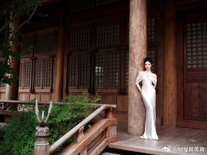 周洁琼东方美学这一块周洁琼身上的东方韵味周洁琼这东方美学氛围感绝了！银白缎面长裙