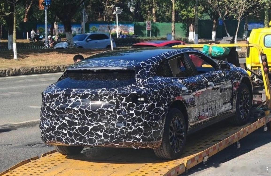 启境猎装车路试图被网友拍到了，将在2026年6月上市交付。作为参考，这款车是广汽