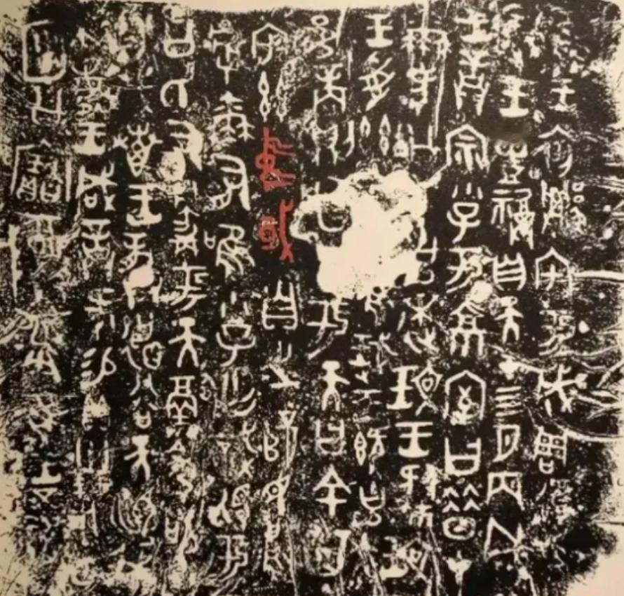 1975年，一顶铜尊正要被送往日本展览，装箱前，专家马承源感觉哪不对，仔细审视后