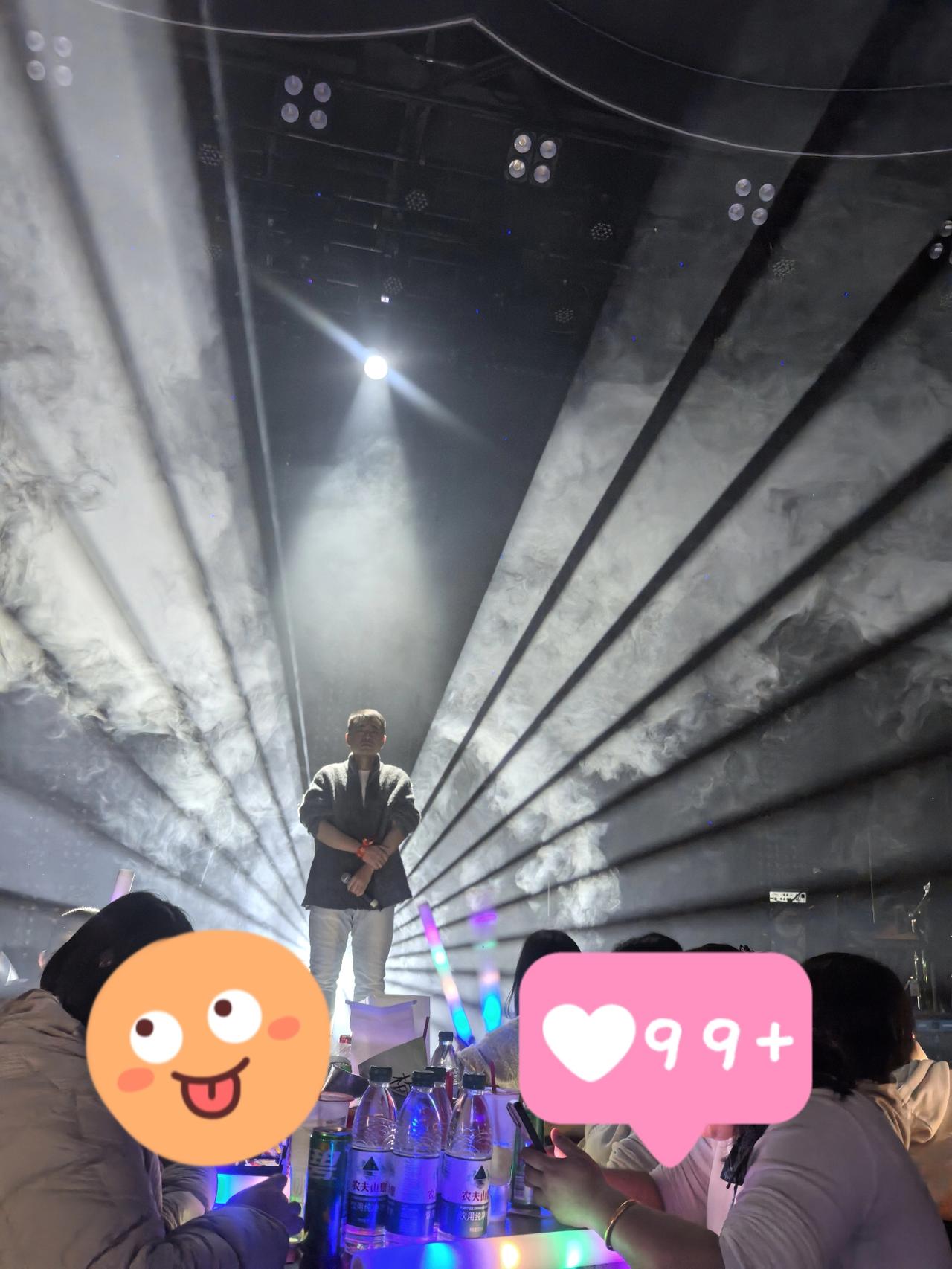 上学时背这首诗总觉得拗口，后来经历过几次生活里的难，再回头读“万里悲秋常作客，百