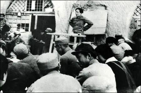 青年人“生力旺盛，迷信较少，顾虑少，天不怕、地不怕，敢想敢说敢干。如果党再对他们