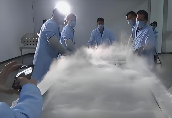 全球首例被冻了几十年的人解冻时，打开液氮罐的瞬间，在场的人都吓了一跳，毕竟那场面