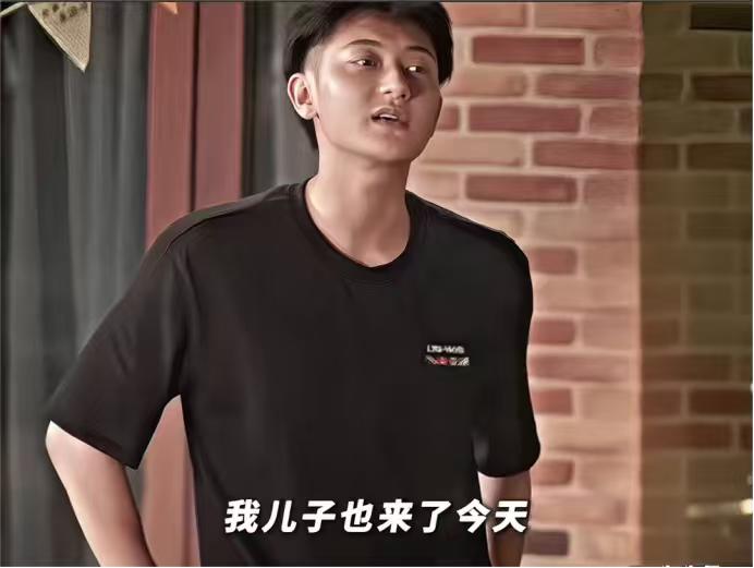 黄子韬：“我儿子也来了今天。”

众人震惊。

黄子韬：“吴彤给我请过来的，我龙