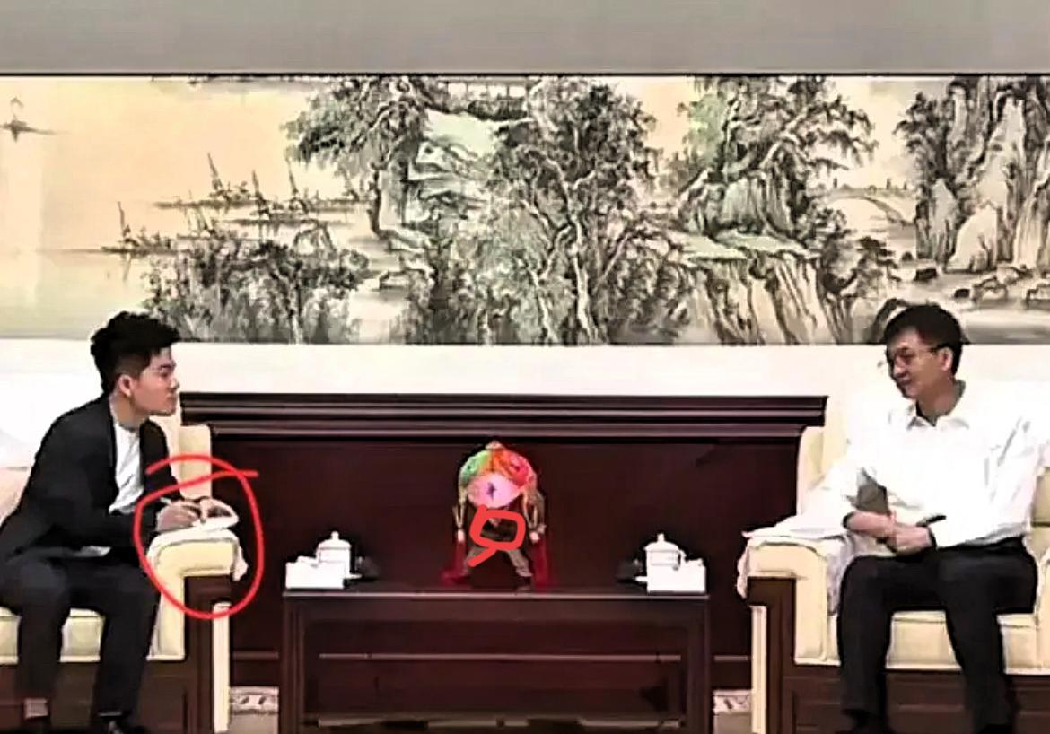那些曾看轻他的人，现在该慌了吧？

这次不是因为卖货金句，而是被广西领导接见还登