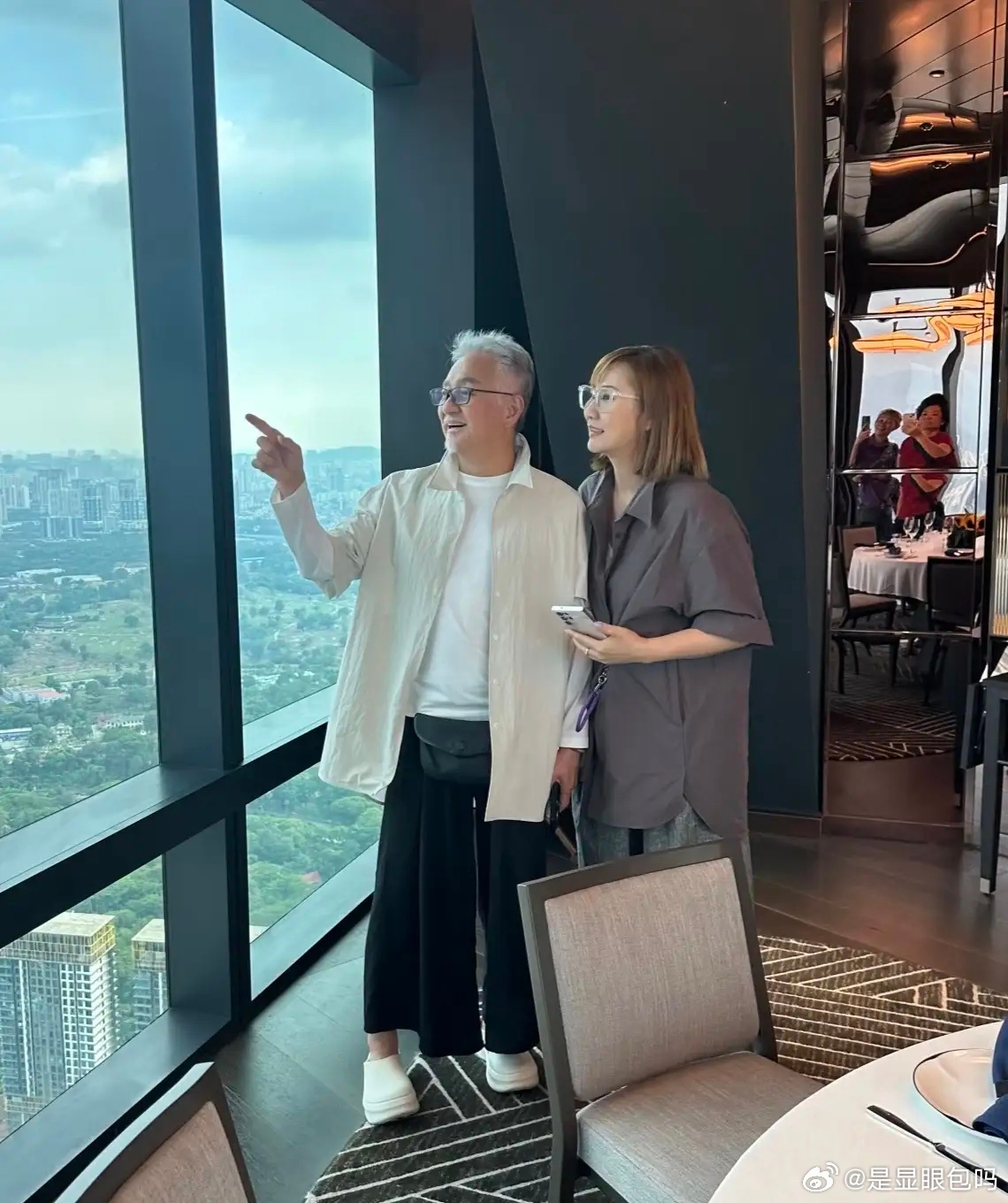 67岁吴岱融和老婆钟淑慧现身马来西亚一间五星级酒店，夫妻俩的外表看起来差距太大了