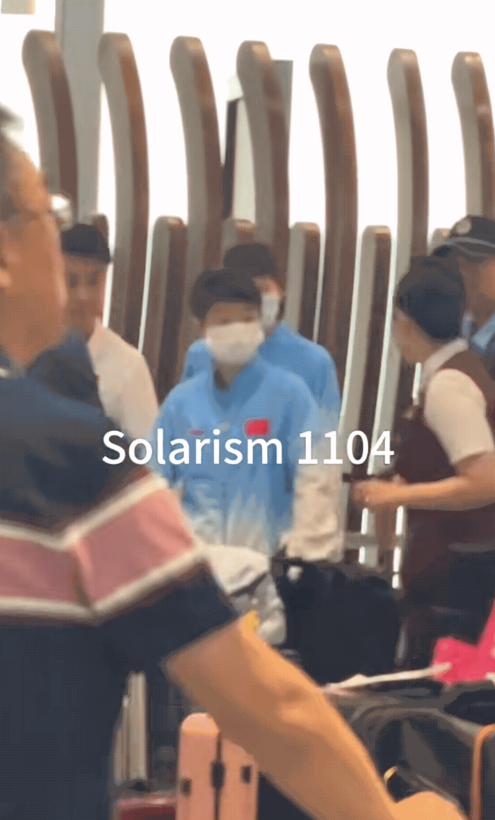 9月16日，国乒大部队出发，身穿蓝白相间亚运会队服的国乒队员们精气神十足，王楚钦