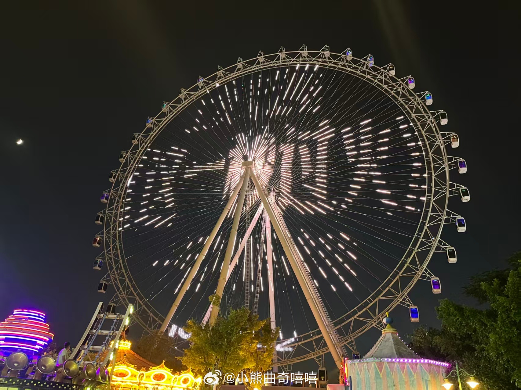 在摩天轮偶遇张凌赫王楚然看着眼前满是灯光摩天轮，爱奇艺给《这一秒过火》安排线下应