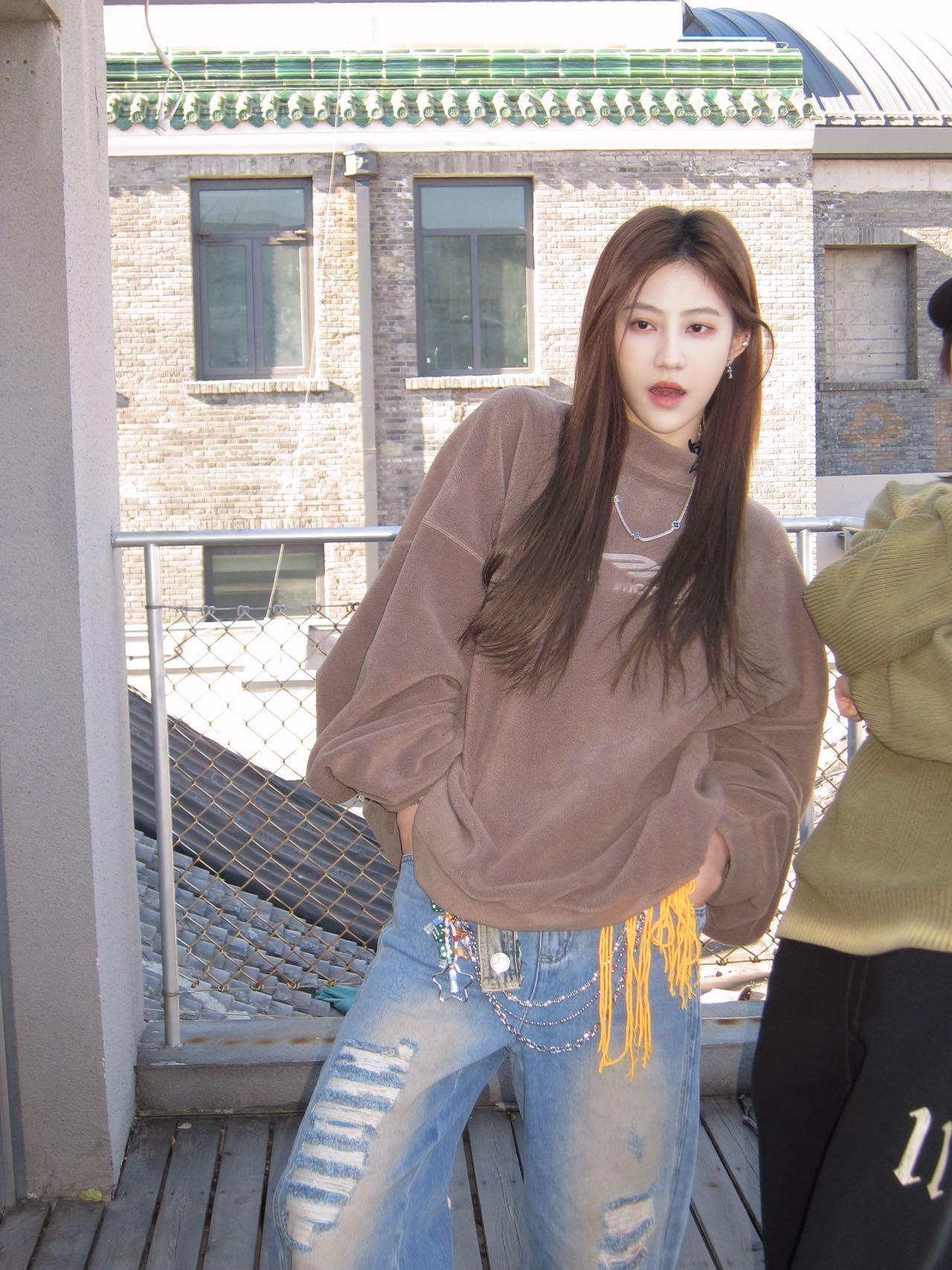 袁一琦抗冻日记plog袁一琦抗冻日记plog来啦！棕色卫衣搭配牛仔裤简单随性，要