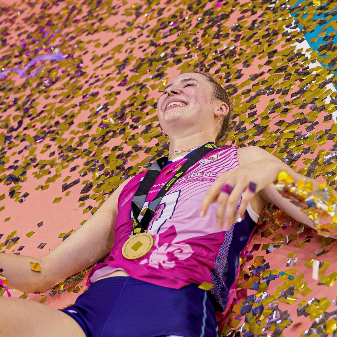 女排 安特罗波娃分享获奖📸女排世俱杯斯坎迪奇