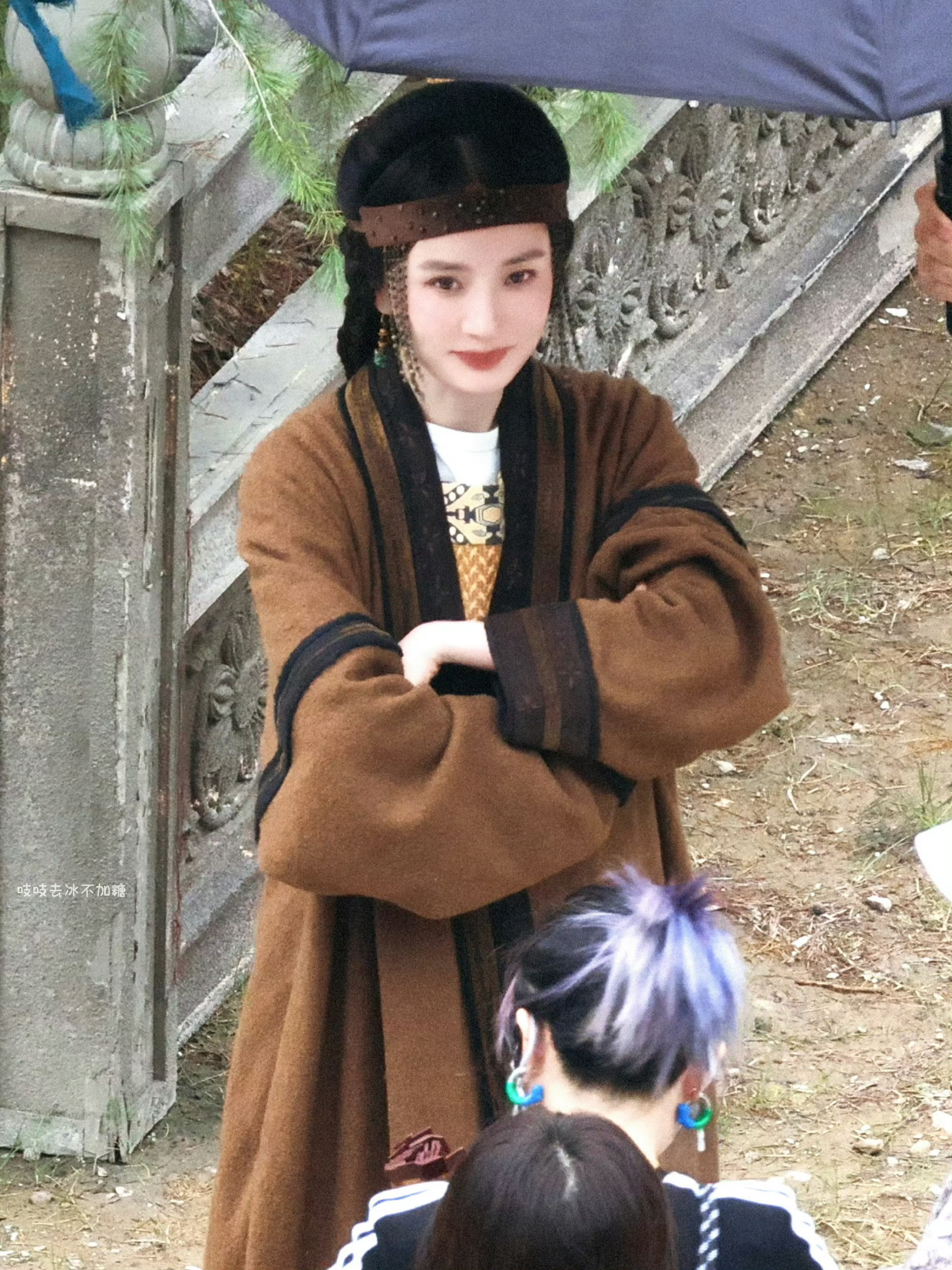 杨幂冯娷造型 野性古朴老剧味特别萌啊我们娷娷姑姑才是小女孩 