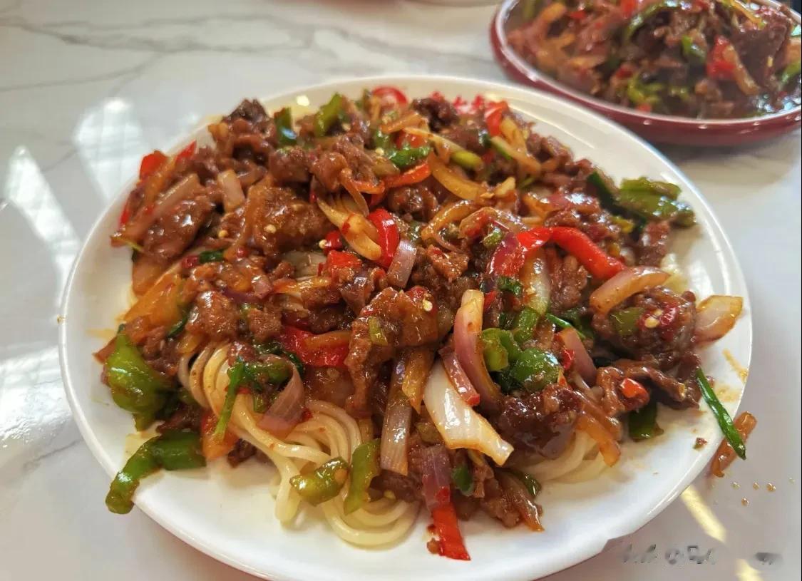  我发现现在的乌鲁木齐拌面馆子都越来越标准化了，越来越多的拌面馆子连锁化了，像库