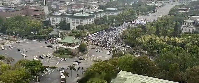 2万人塞不满凯道。头天郑丽文拍胸脯喊"凯道一定满"，第二天陈以信张嘴就报两万。一
