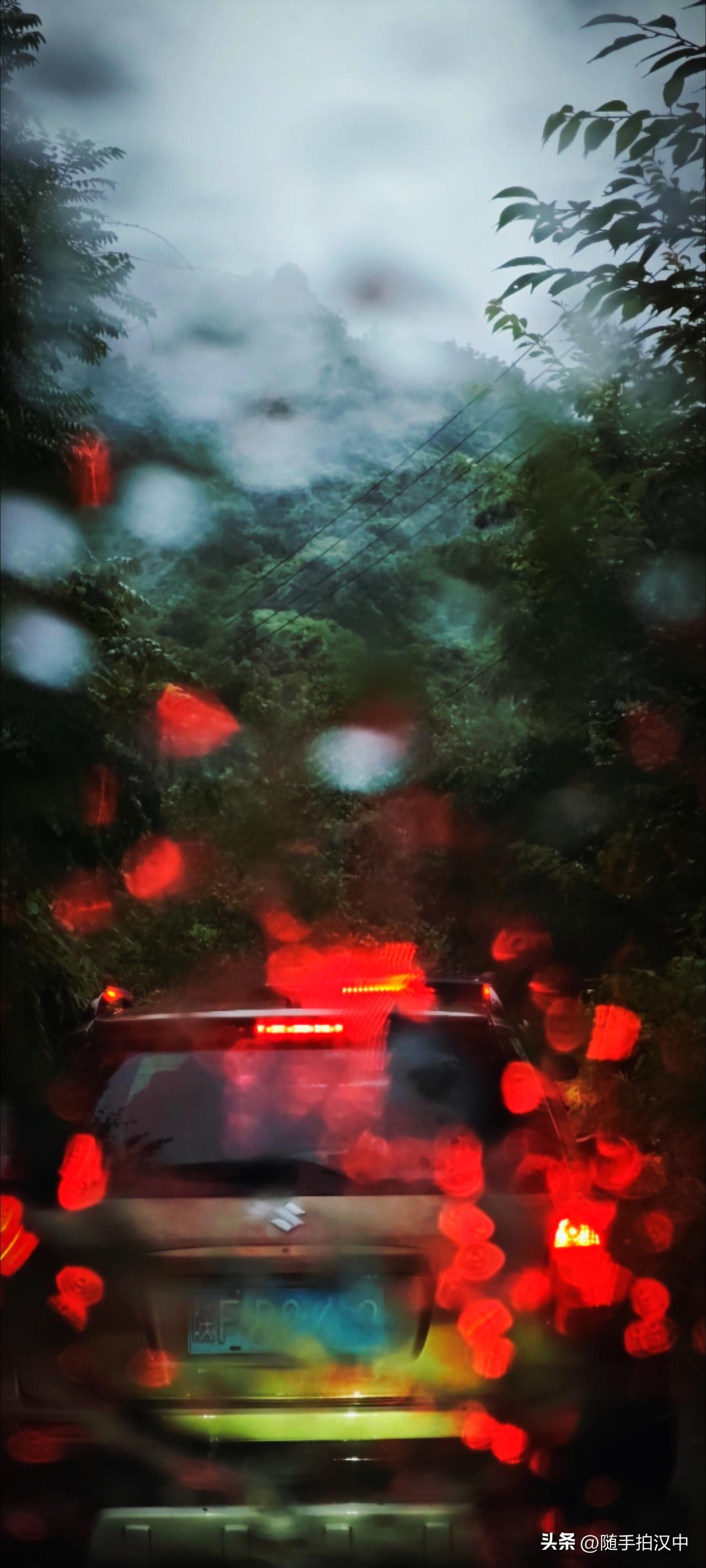 雨天塞车，窗外的雨是流动的绿，有些躁动的。一滴一滴，短促却清脆，掷地有声。像是凝