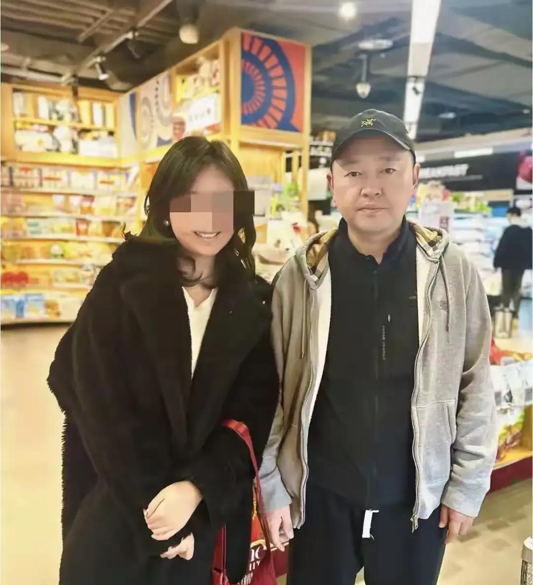 48岁孔令辉，两鬓斑白像退休大爷
 
成都超市被偶遇那天，他推着打折酸奶，啤酒肚