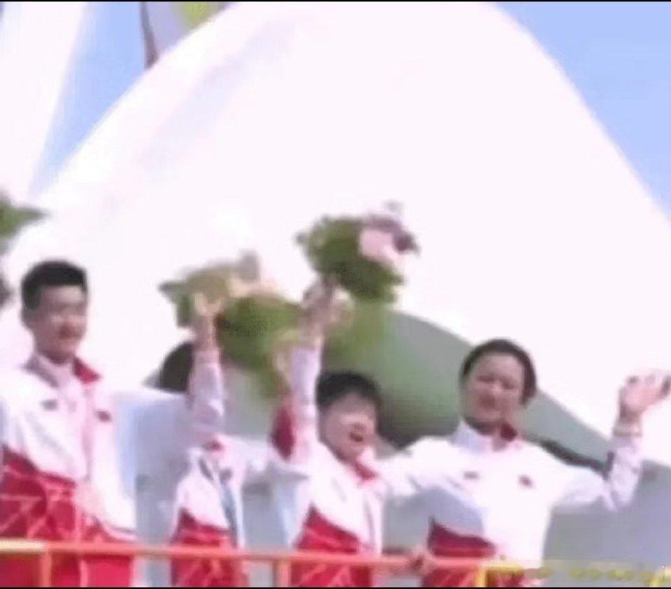 孙颖莎国庆花车巡游小女孩虽然个子最小，但是举的花花最高[全力以赴][全力以赴] 