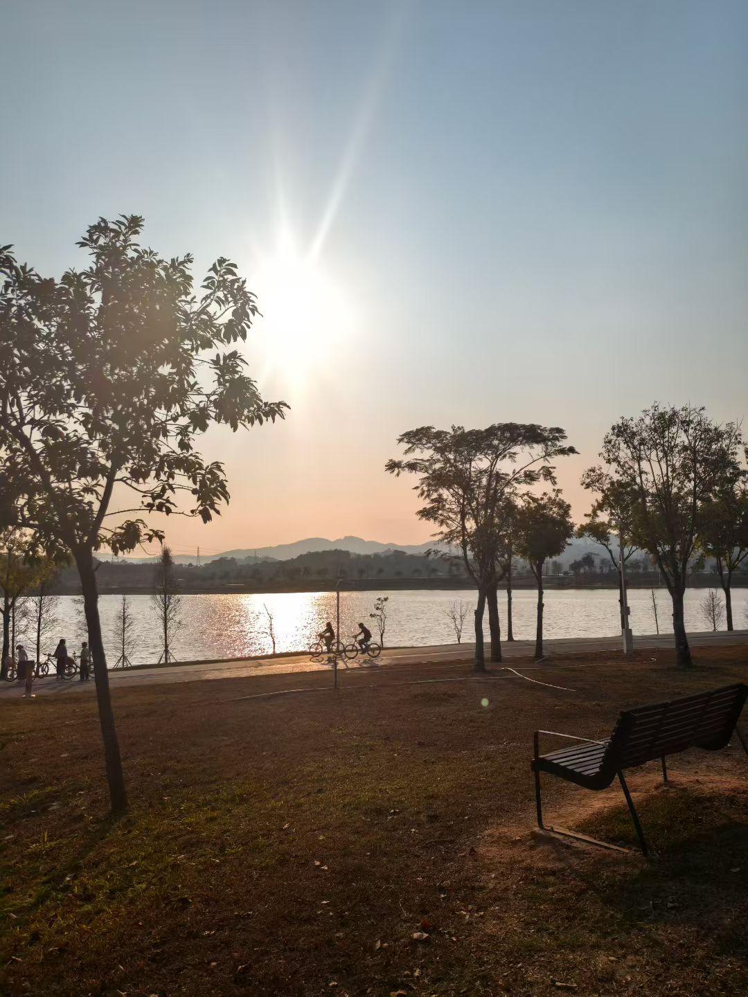 春节之所以在老辈人眼中是“狂欢”，是因为它不只是节日，更是他们情感上的盛宴、社会