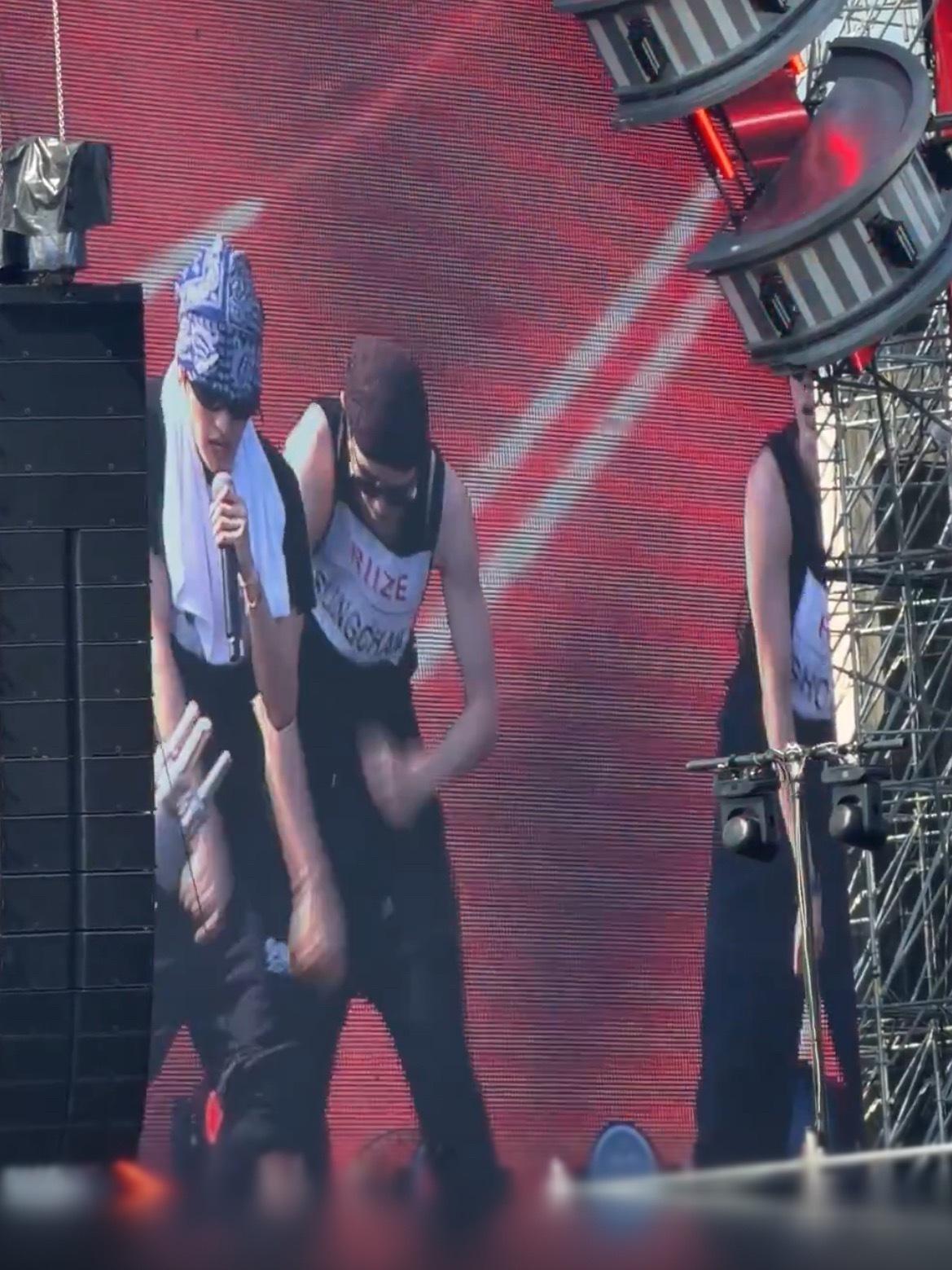 啊啊啊啊啊啊今天彩排的头巾好可爱长裤子裤腿挽上去了露出来漂亮小腿😻 