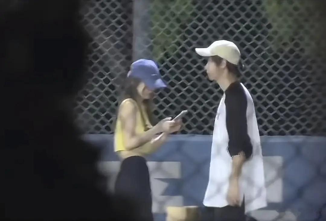 彭昱畅女朋友也太漂亮了吧！糊图都挡不住的颜值，这是什么素人美女啊！ 