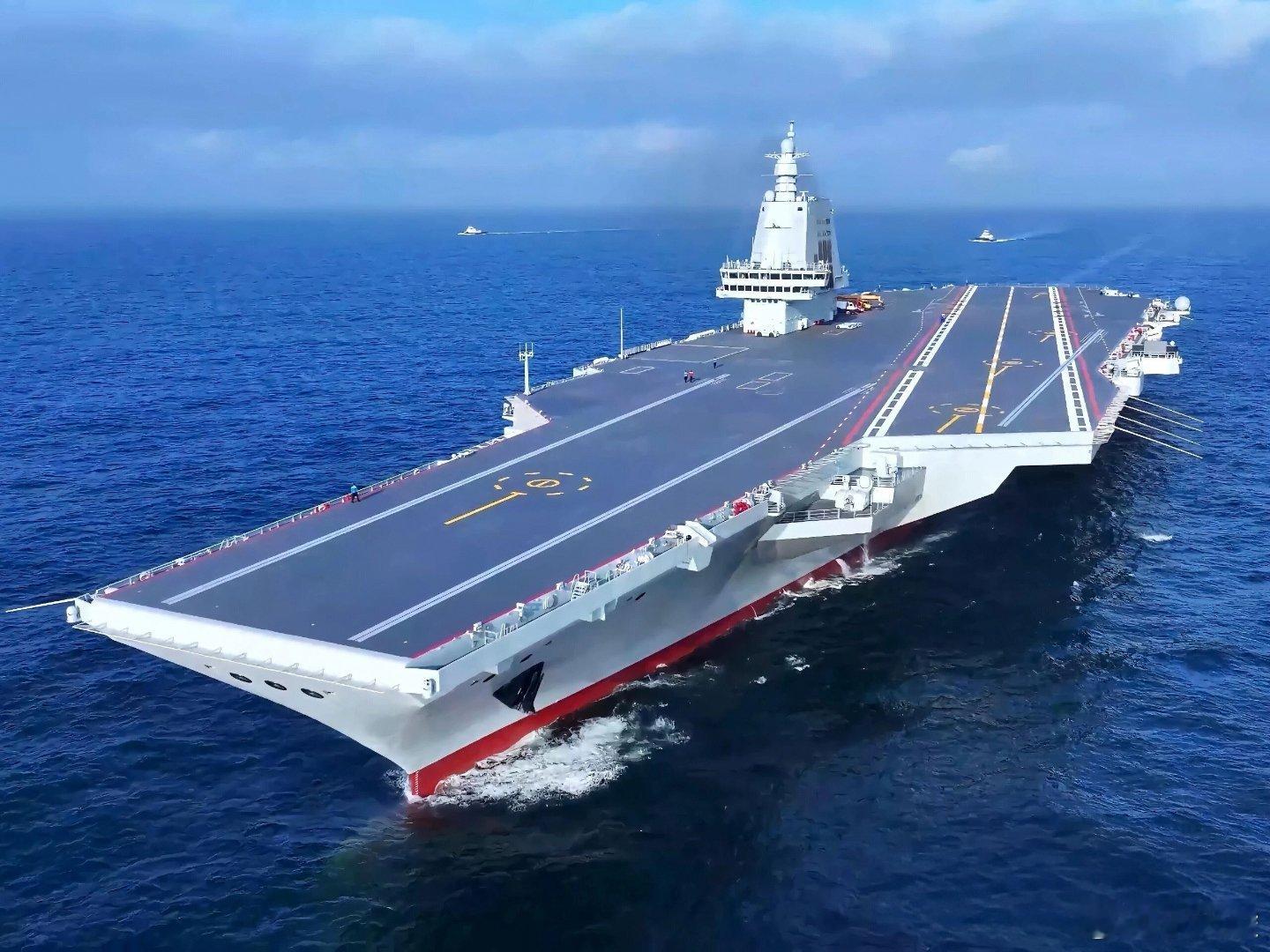 福建舰入列将增强远海攻防能力 自主研发的电磁弹射黑科技超亮眼，舰载机满油满弹起飞