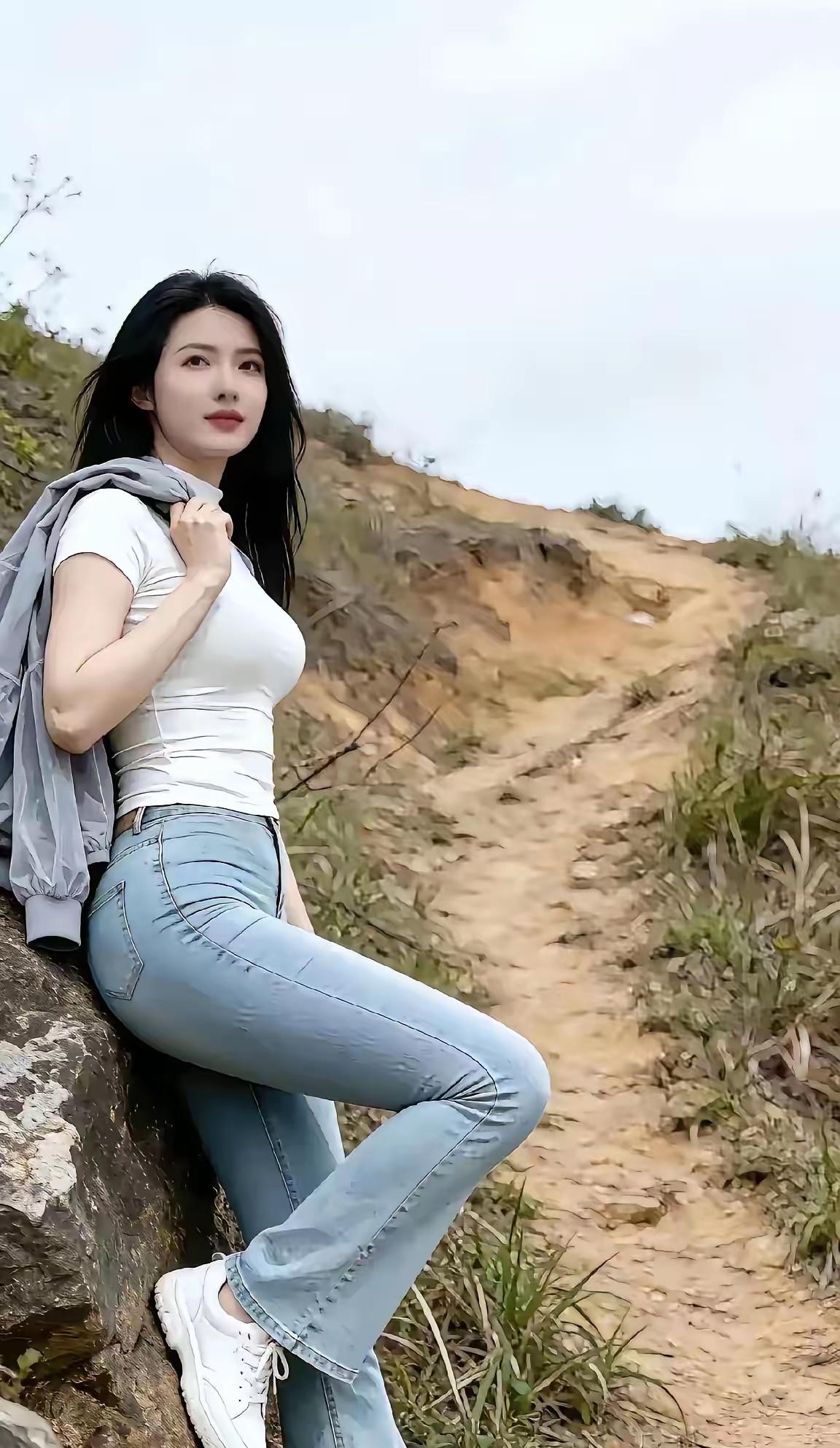 初秋晨晓景色分享坚持不懈的晨跑锻练，六点起床从东村顺着羊肠小道跑到西村路口，七点