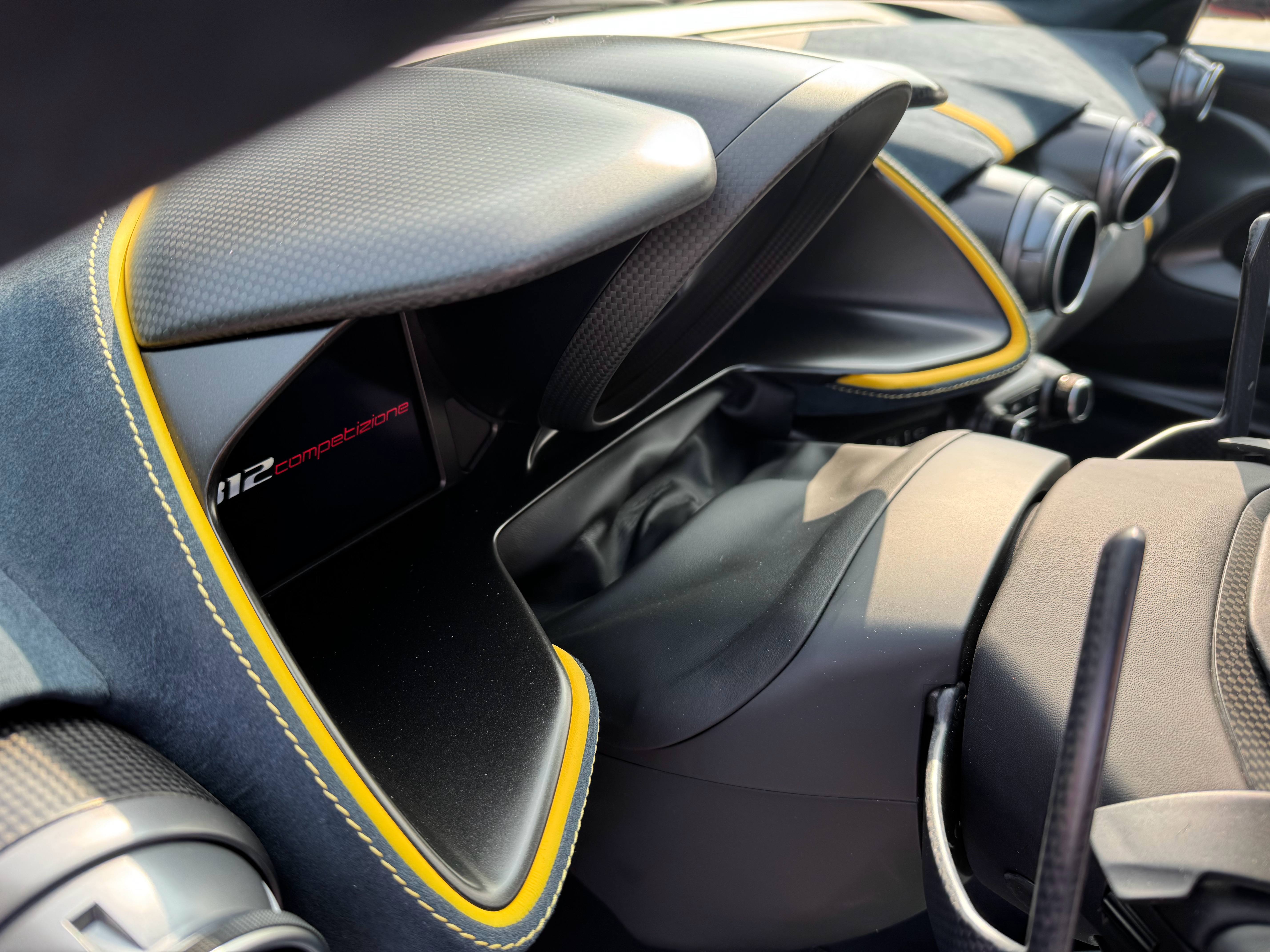 当电气化浪潮席卷而来，它以V12的轰鸣，守住内燃机的黄金时代。感谢法拉利还能带来