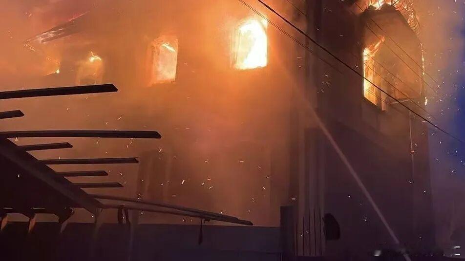 乌克兰总统泽连斯基今天（12月27日）在社交平台发文称，当天俄军用近500架无人