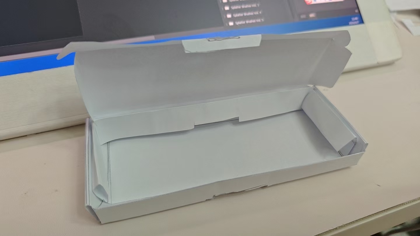 蝉狸的手工能力简直逆天。键盘厂家给了一个刀模设计图方案，本身是要在这个电子稿上绘