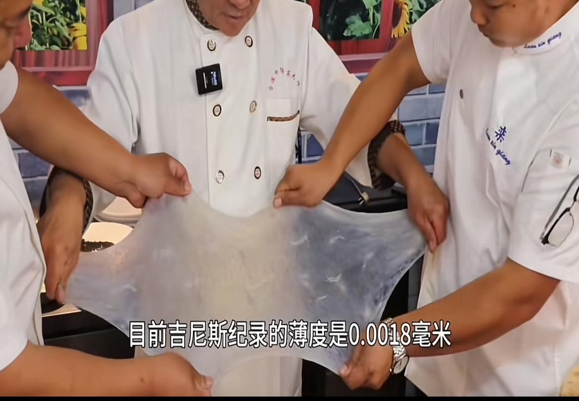 网友都在同情烟台的海参，因为它们不但要被人吃掉，还要被拉得不成“参”样，才被做成